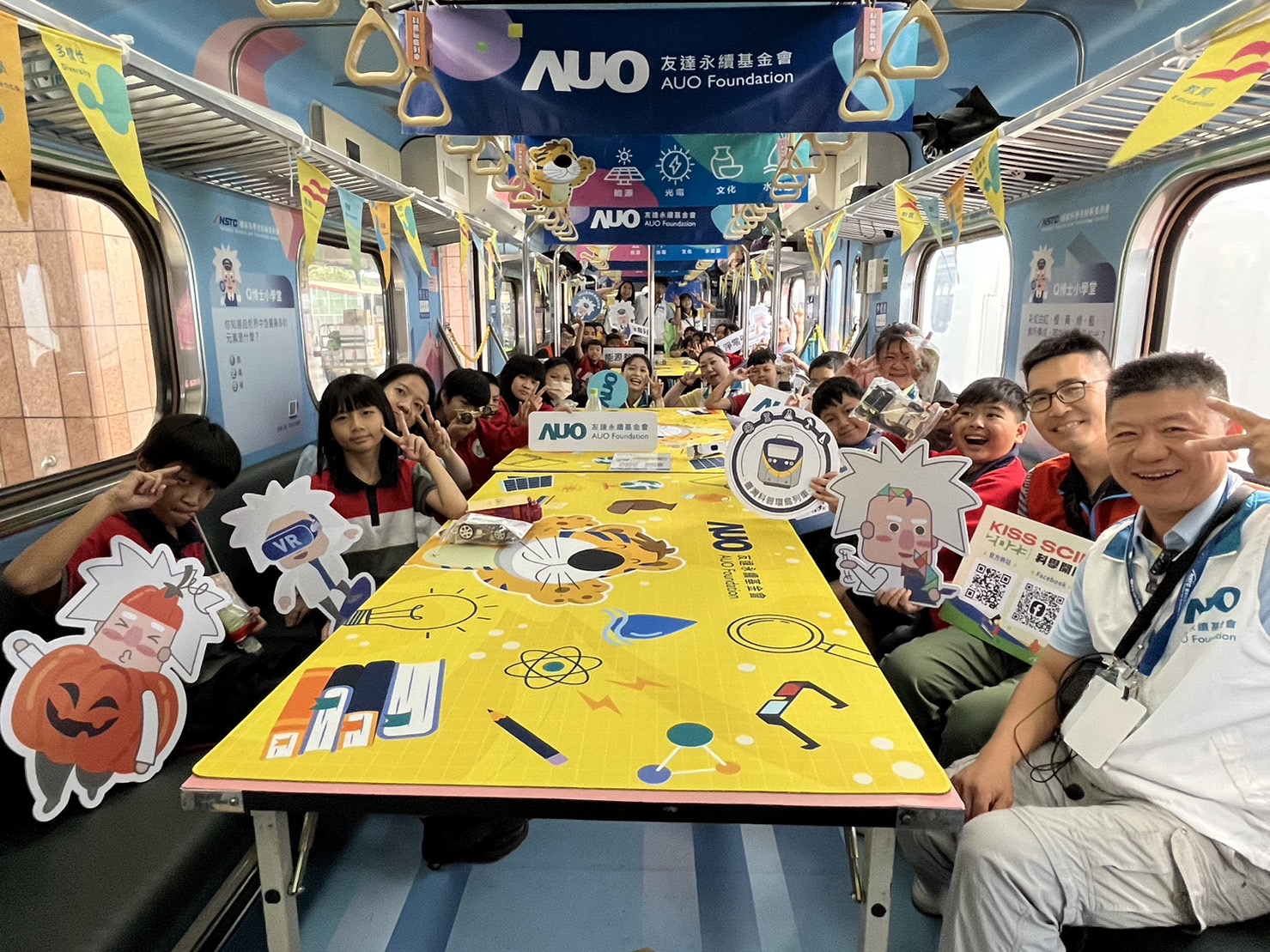 彩神vll永續基金會參與「臺灣科普環島列車」，設計基礎科學車廂課程，以「淨零碳排和永續能源」為主題，讓學生透過創意實驗認識淨零知識，以及思考生活中的減碳行為