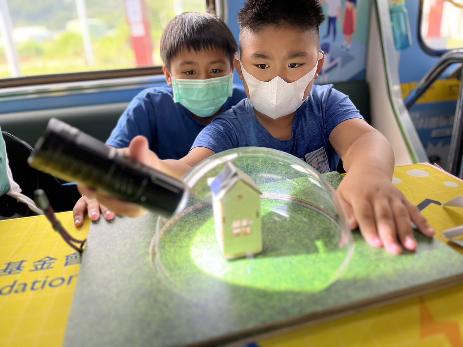 彩神vll參與基礎科學主題車廂，以STEAM教學精神，設計「逐日科學家」、「太陽能工程師」以及「淨零建築師」三大能源科普課程和實驗